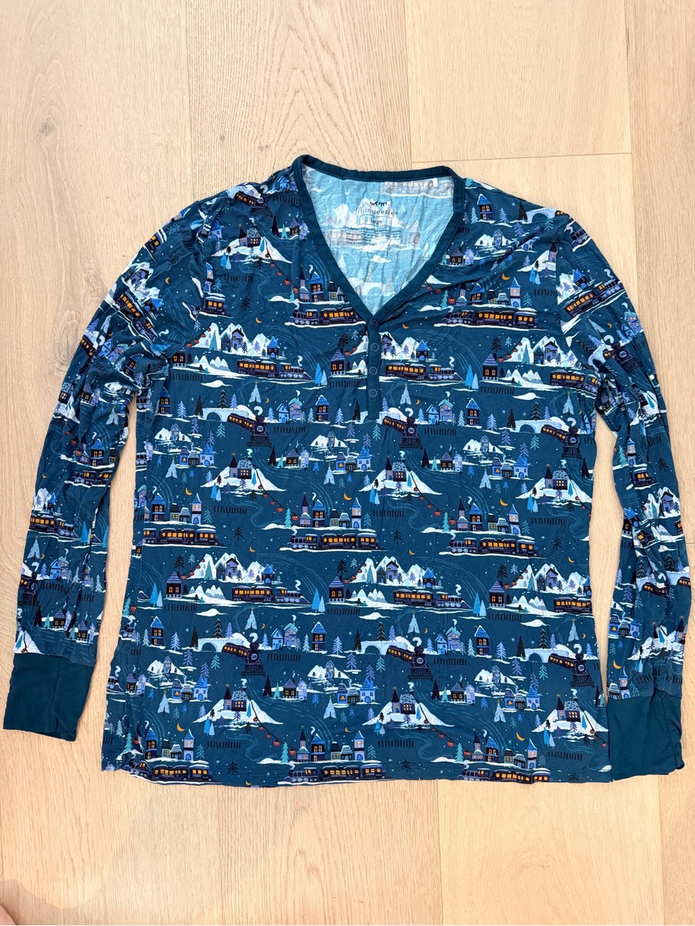 Little Sleepies Woman’s size large Long-Sleeve V-Neck Shirt in Winter print